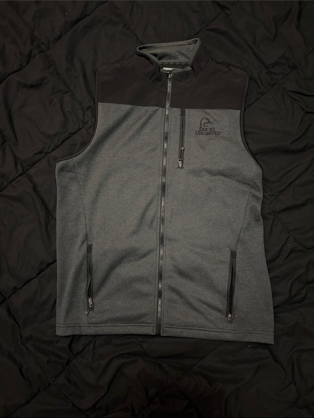Ducks Unlimited Men's Gray & Black Full-Zip Fleece Vest